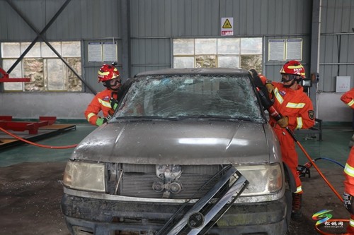 松桃消防開展車輛事故破拆救援實戰化訓練